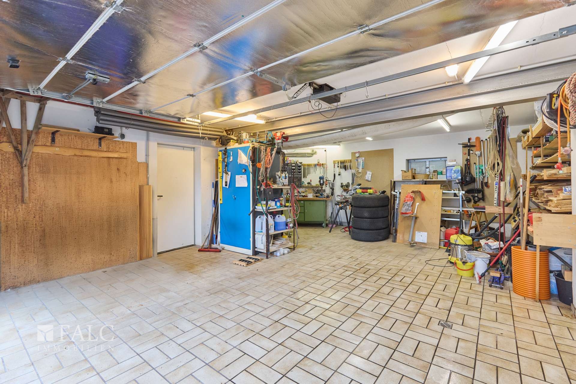 Große Doppelgarage